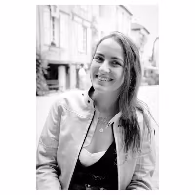 Portrait sur le vif en noir et blanc d'une jeune femme souriante