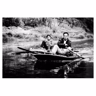 femmes qui discutent au viet nam, assises dans des barques posées sur l'eau