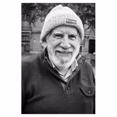 Portrait en noir et blanc d'un homme âgé portant un bonnet
