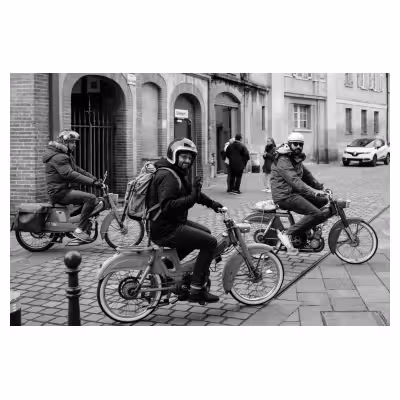 photographie de trois hommes conduisant des mobylettes anciennes