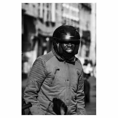 photographie dans la rue d'un livreur casqué
