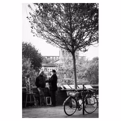 photographie de rue avec deux hommes qui discutent sur un rempart