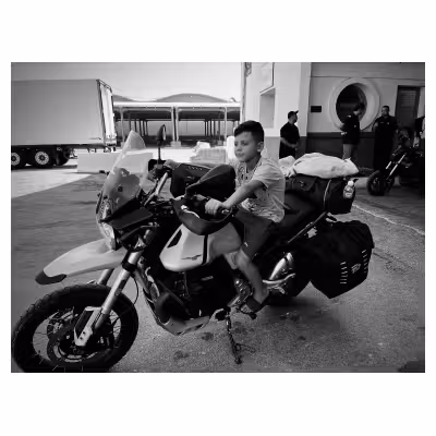 Jeune garçon sur une moto Guzzi V85 TT