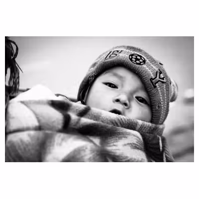 portrait d'un jeune enfant vietnamien portant un bonnet brodé