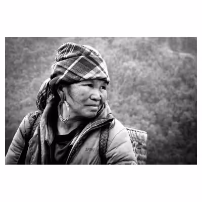 portrait d'une femme vietnamienne hmong en tenue traditionnelle