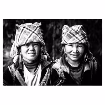 Portrait de deux femmes h'mongs avec des coiffes traditionnelles