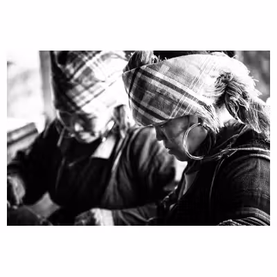 Portrait de deux femmes h'mongs avec des coiffes traditionnelles