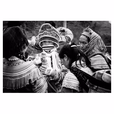Enfants vietnamiens en tenues traditionnelles bigarrées