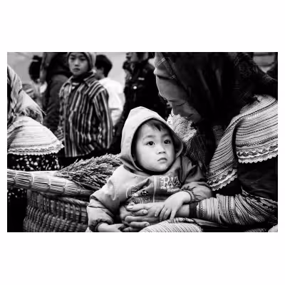 enfant vietnamien dans les bras d'une personne âgée