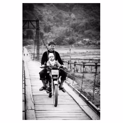 jeune enfant assis devant un homme sur une moto au vietnam