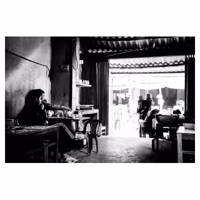 scène intérieure de personnes assises dans un bar au viet nam