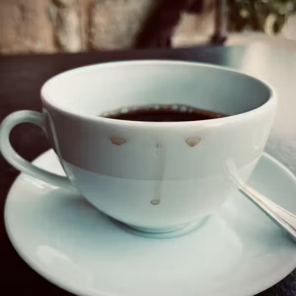 Tasse à café avec des traces suggérant un visage