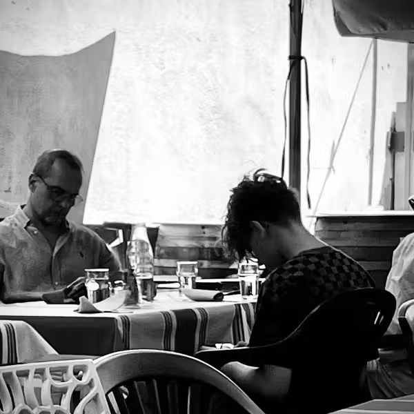 3 personnes au restaurant les yeux sur leurs téléphones